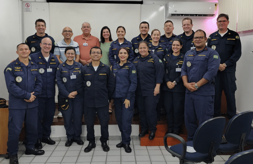 Grupo de oficiais militares em congresso ou reunião.