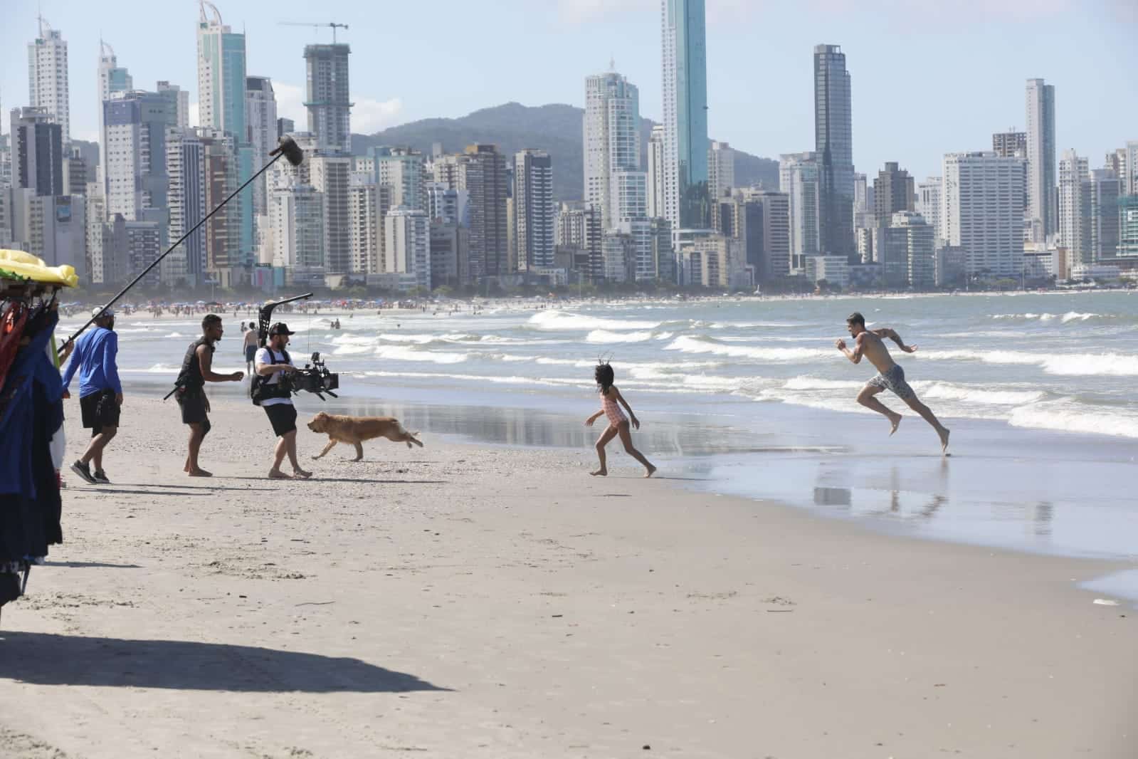 Set do filme de Jesse e Shurastey agita Balneário Camboriú; veja em fotos