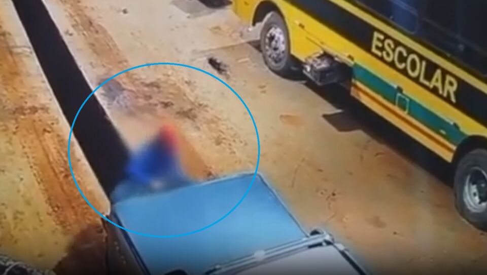 Vídeo flagra servidor furtando pneus de ônibus; homem foi preso