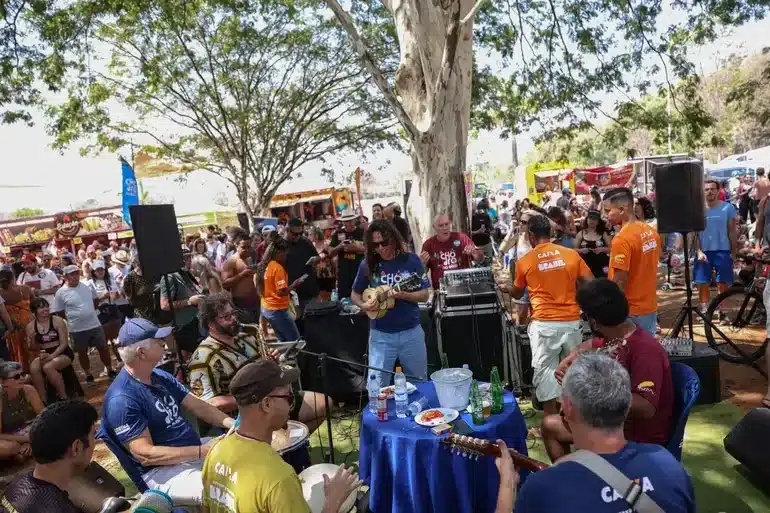 pessoas realizam atividades de lazer