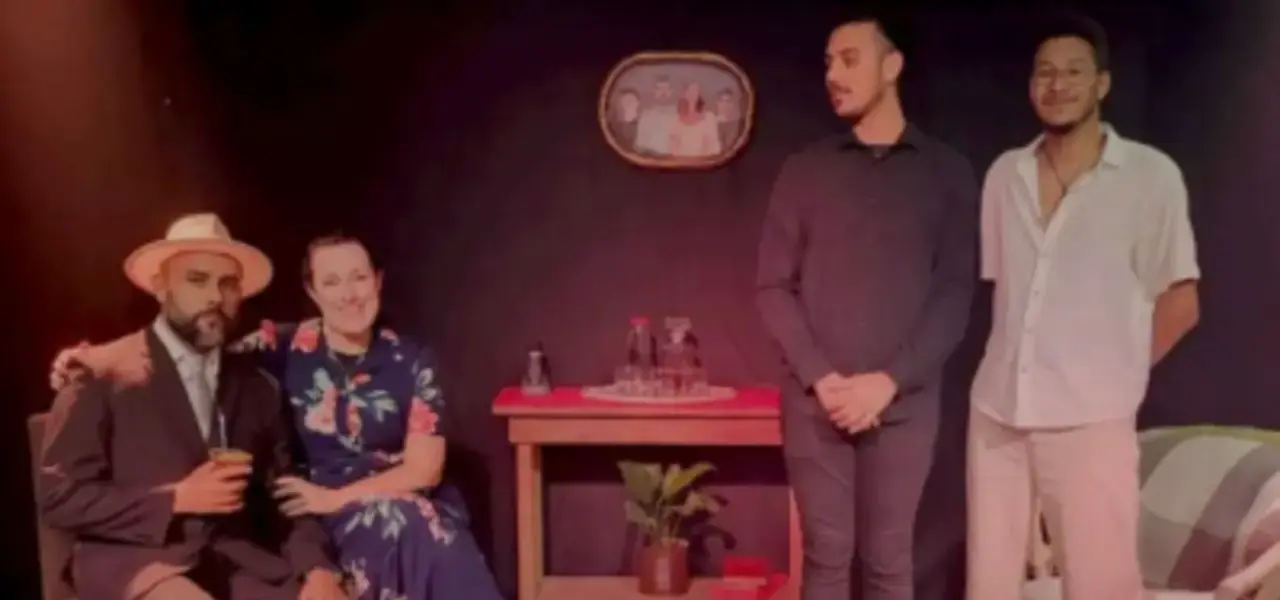 Atores em cena durante apresentação de teatro em Palhoça representando as emoções da peça