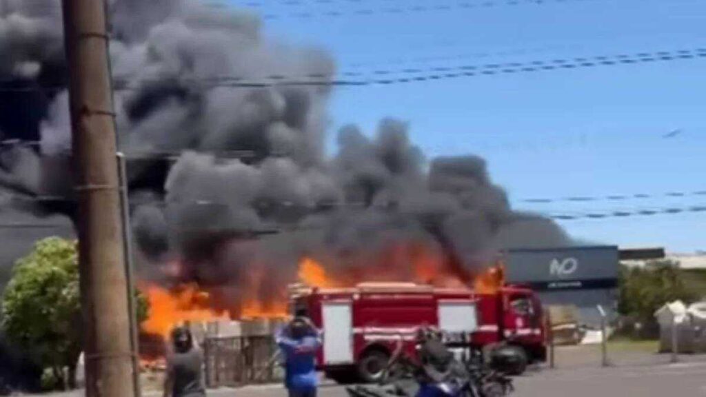 Incêndio destrói loja de pneus e mobiliza Defesa Civil no interior de São Paulo