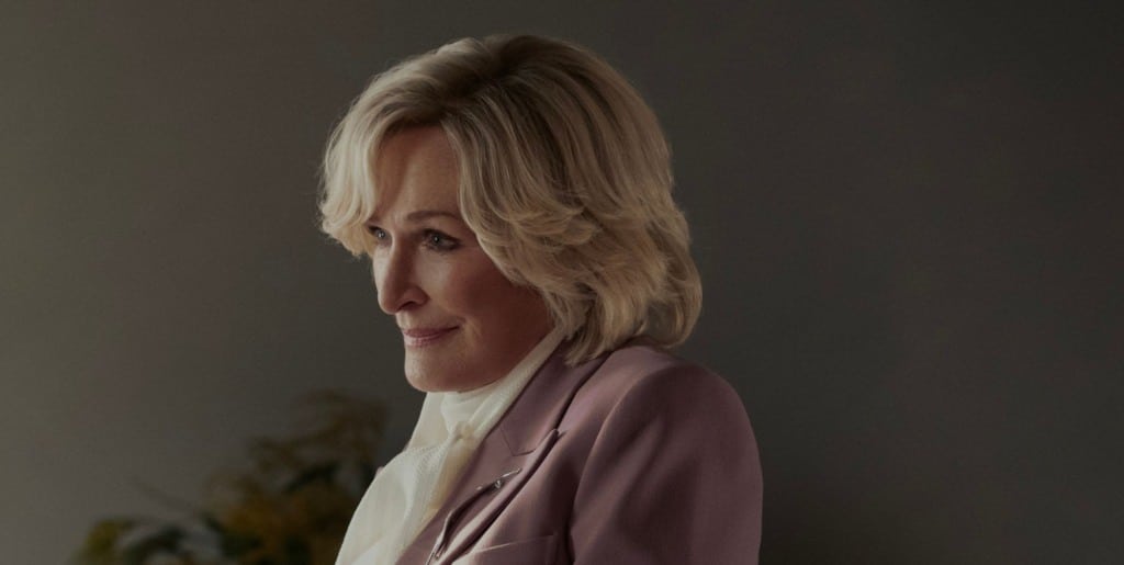 Glenn Close faz piada com críticas à série
