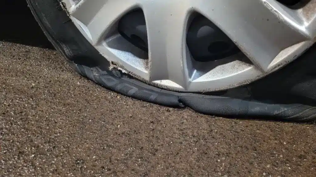 Motorista diz que pneu furou após passar por objetos cortantes - Foto: Arquivo pessoal