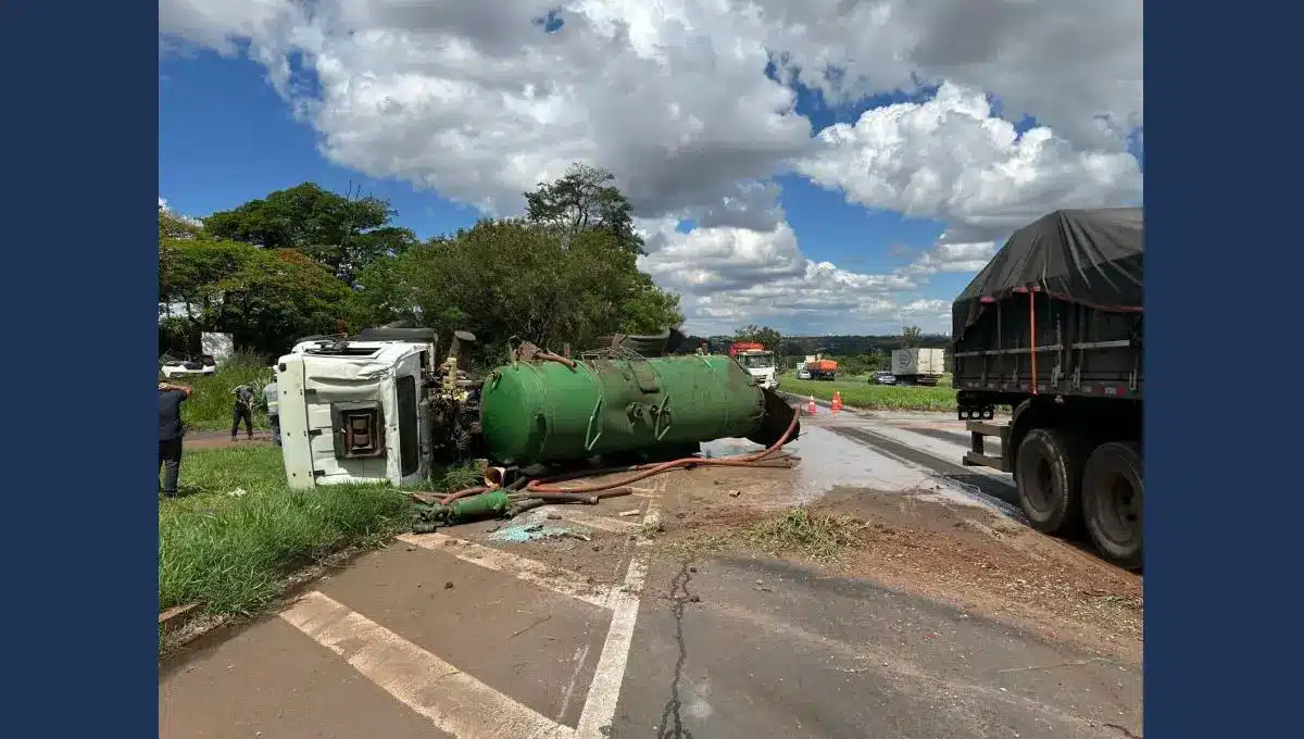 Pneu estoura, caminhão tomba e motorista fica ferido na BR-369, em Cambé