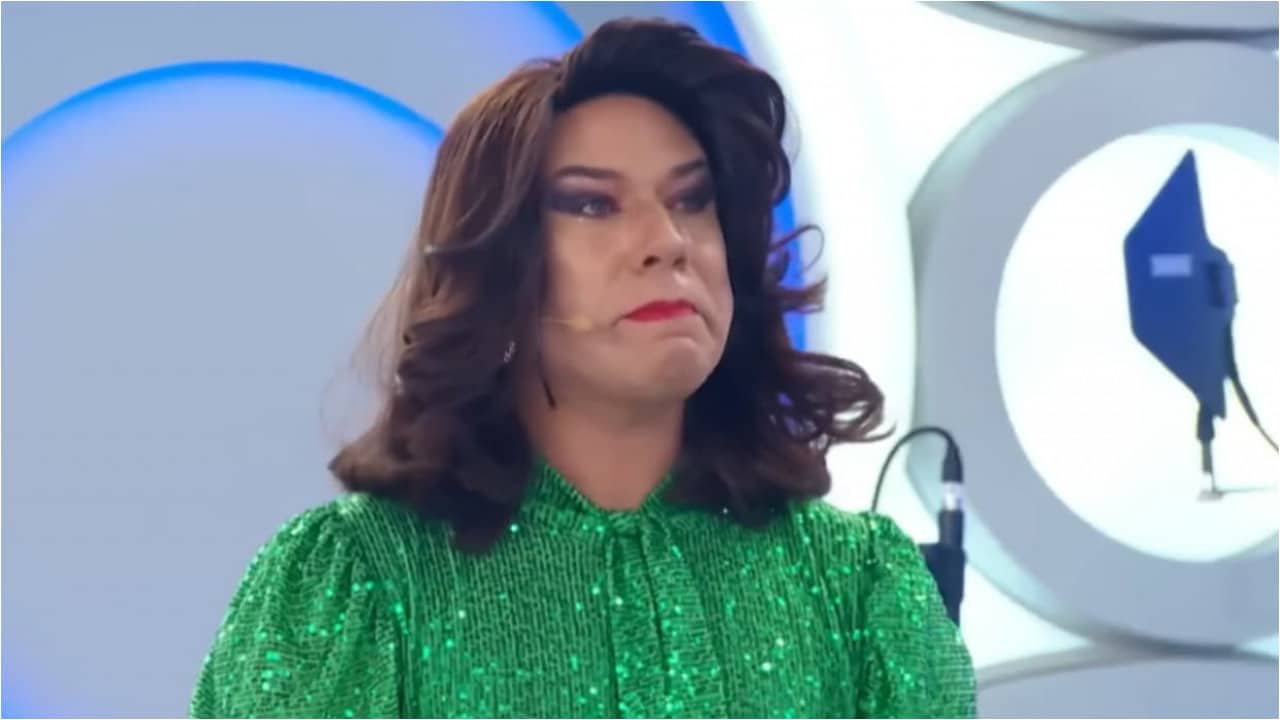 Tiago Barnabé vestido de Narcisa e com cara de choro em programa do SBT