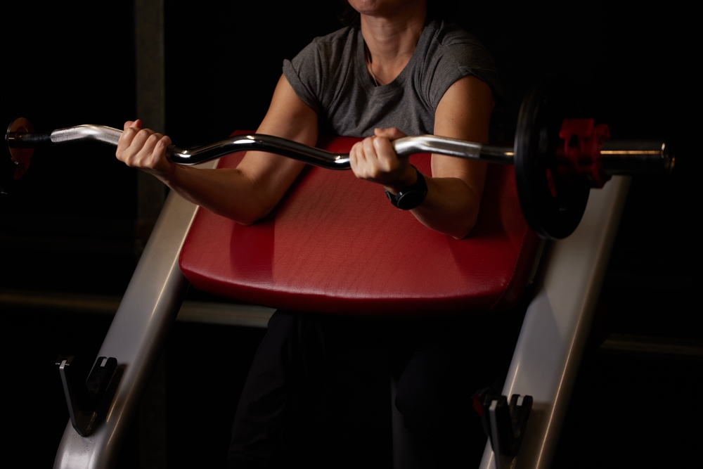 mulher fazendo rosca scott