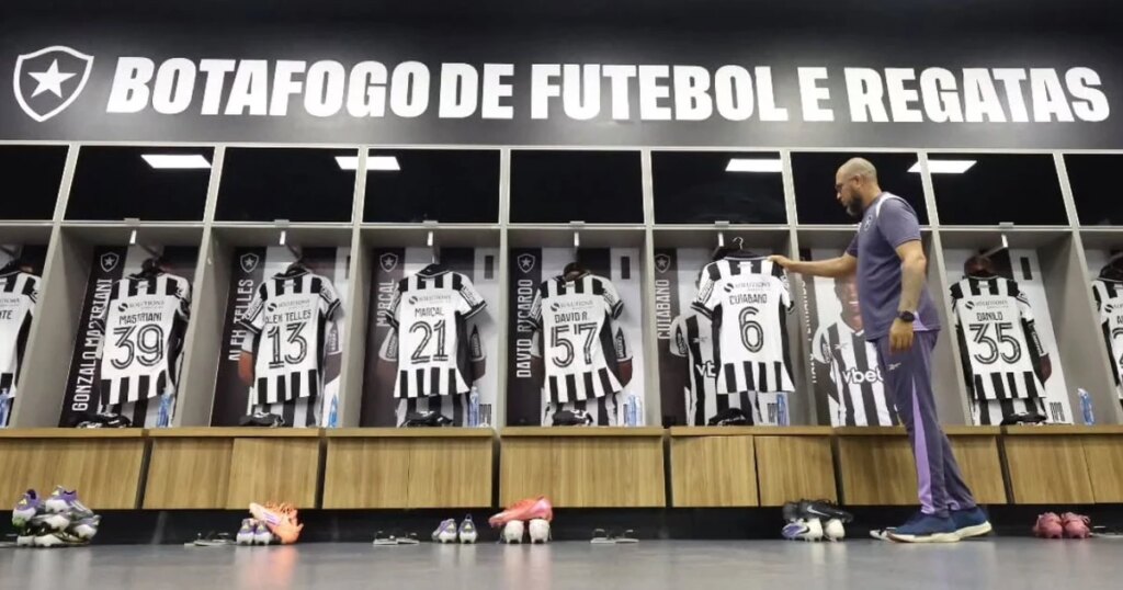 Botafogo escalado com Savarino, Tucu Correa e Arthur Cabral para enfrentar o Vasco