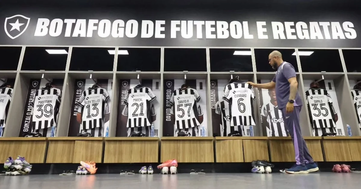 Botafogo escalado com Savarino, Tucu Correa e Arthur Cabral para enfrentar o Vasco