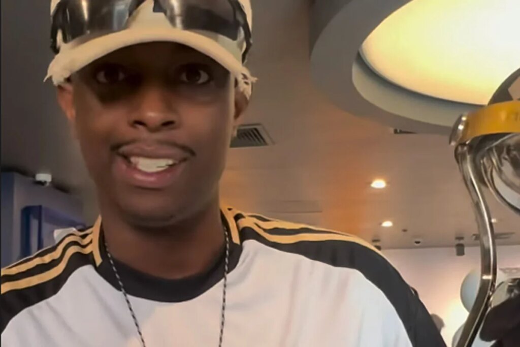 Torcedor do Atlético exibe réplica do troféu da Copa Sul-Americana em Assunção (foto: Reprodução)