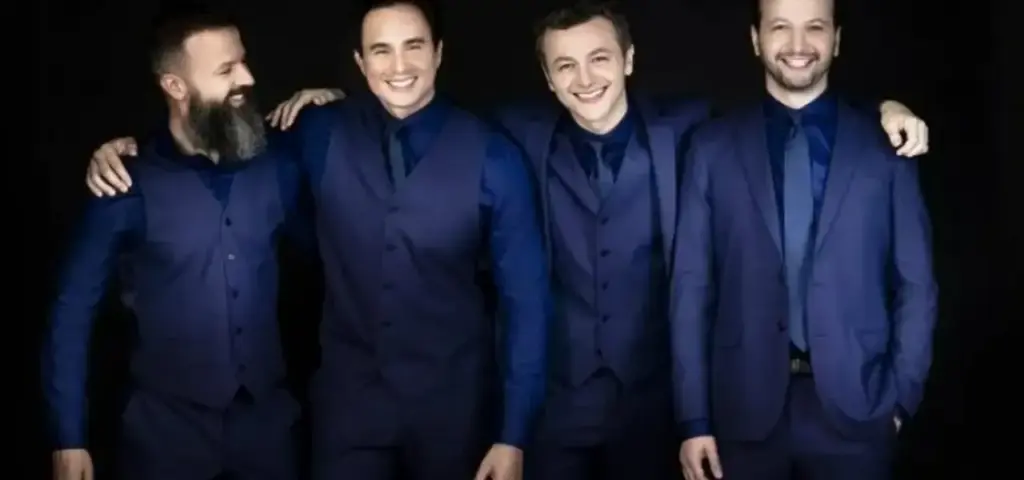 Integrantes da Família Lima em Chapecó se apresentam no palco com seus instrumentos musicais.