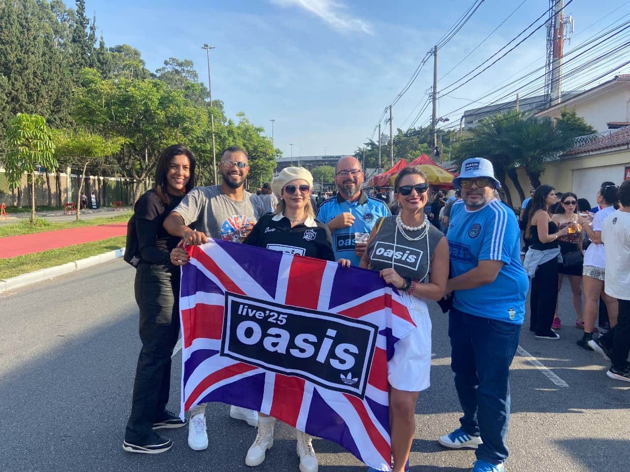 conheça histórias de fãs que irão ao show do Oasis neste sábado