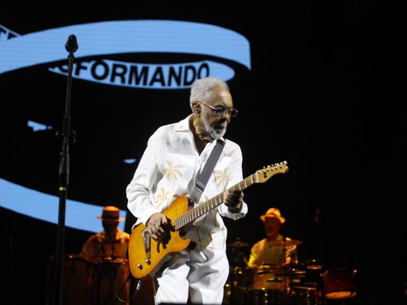 Em primeiro show em Pernambuco da turnê "Tempo Rei", Gilberto Gil recebe Alceu e Elba no palco