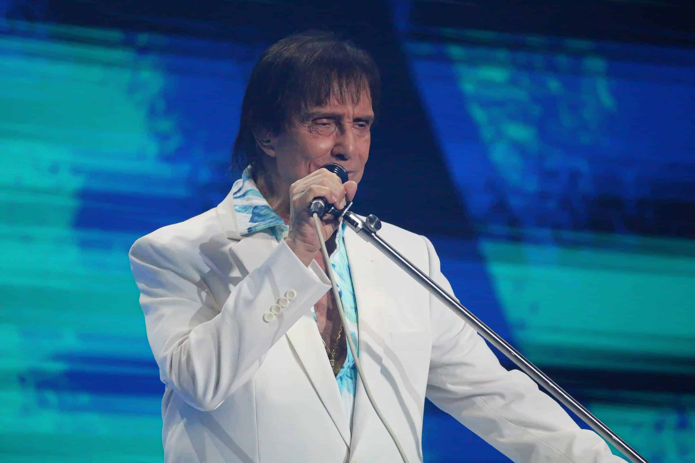 Roberto Carlos sofre acidente durante gravação na Globo - 14/12/2025 - Outro Canal