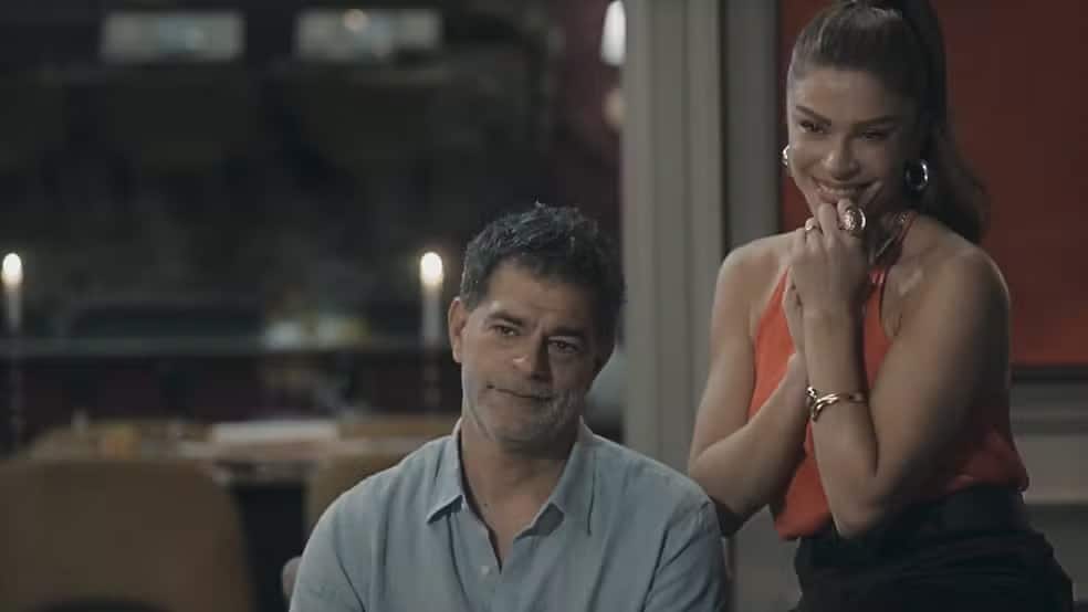 Arminda dá de cara com Rogério na mansão