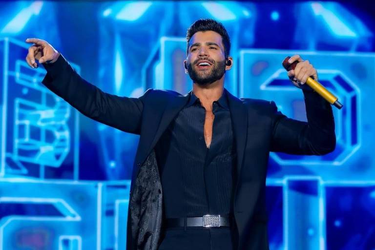Gusttavo Lima cantando em cima do palco