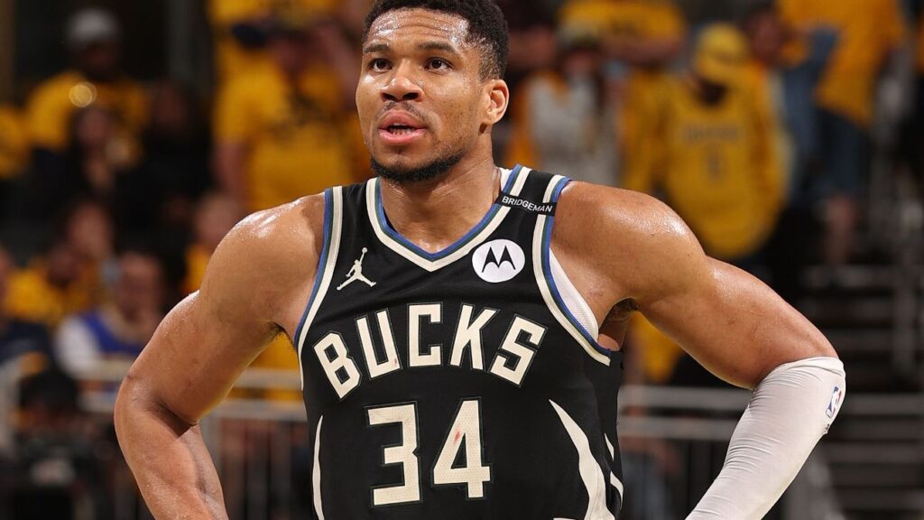 Sources: Giannis Antetokounmpo, Bucks discussing future