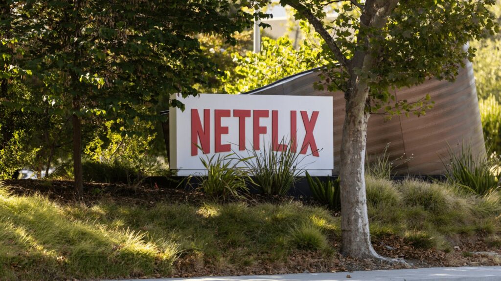 Warner vai rejeitar oferta bilionária da Paramount para ser adquirida pela Netflix