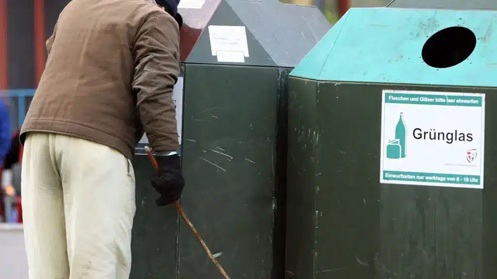 Obdachloser sammelt Pfandflaschen und spendet Geld-Einnahmen