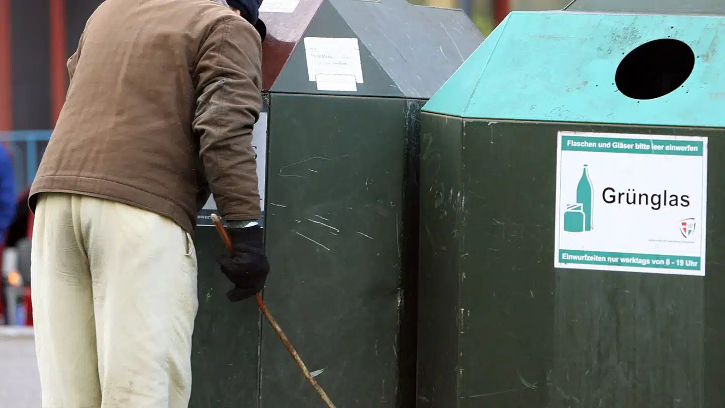 Obdachloser sammelt Pfandflaschen und spendet Geld-Einnahmen