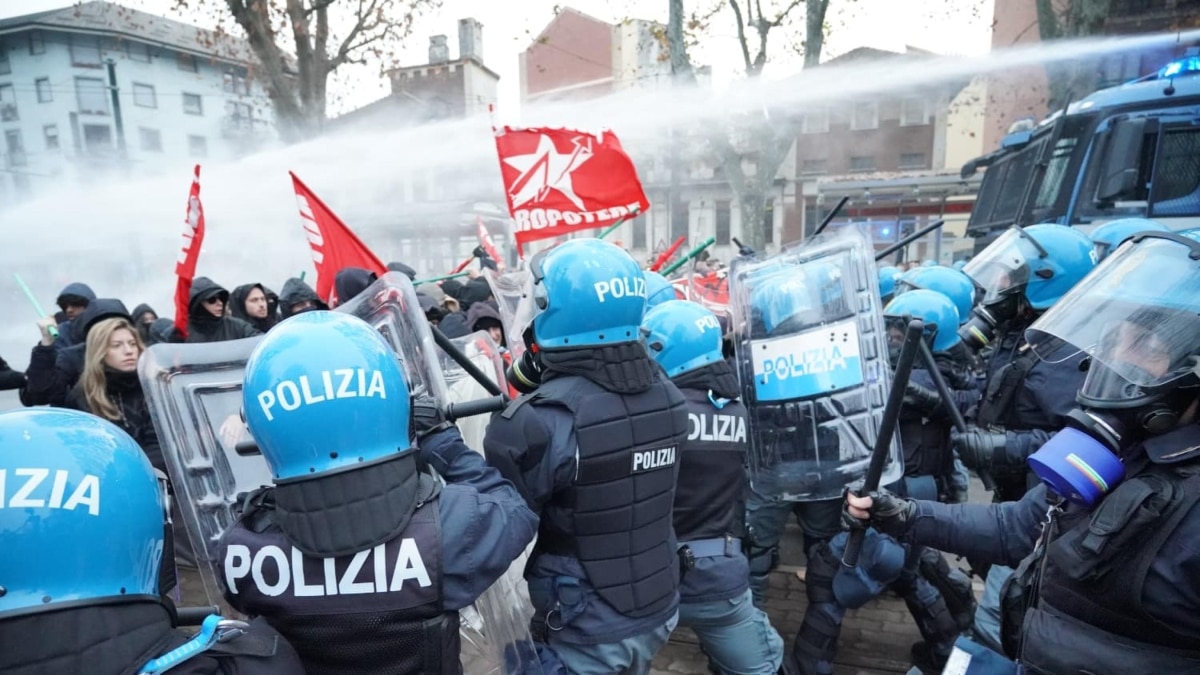 Manifestazione Askatasuna a Torino dopo lo sgombero. Scontri tra antagonisti e polizia. Nove agenti feriti. Salvini: «Ruspe sui centri sociali»