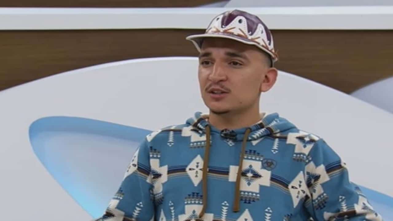 João Gomes no Roda Viva, falando, sério, de casaco e chapéu