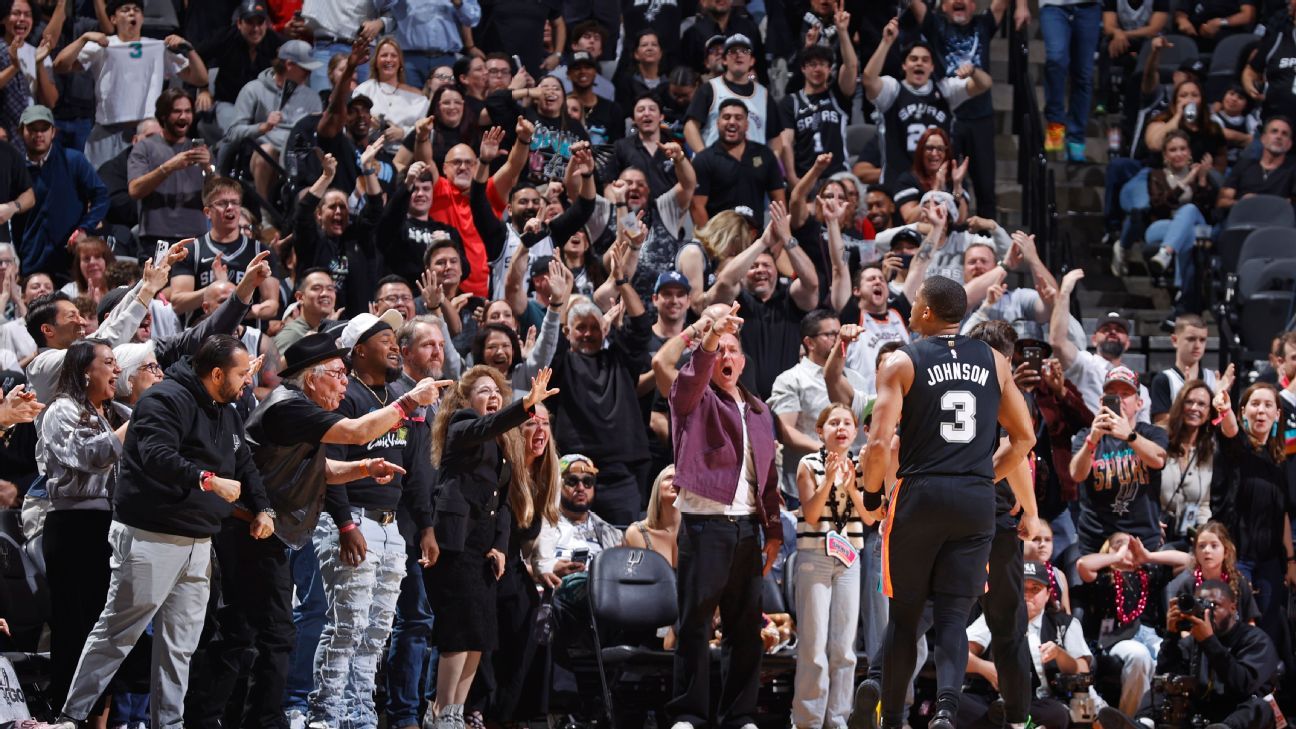 Torcedor faz cesta do meio da quadra em Spurs x Thunder e ganha US$ 10 mil em jogo da NBA
