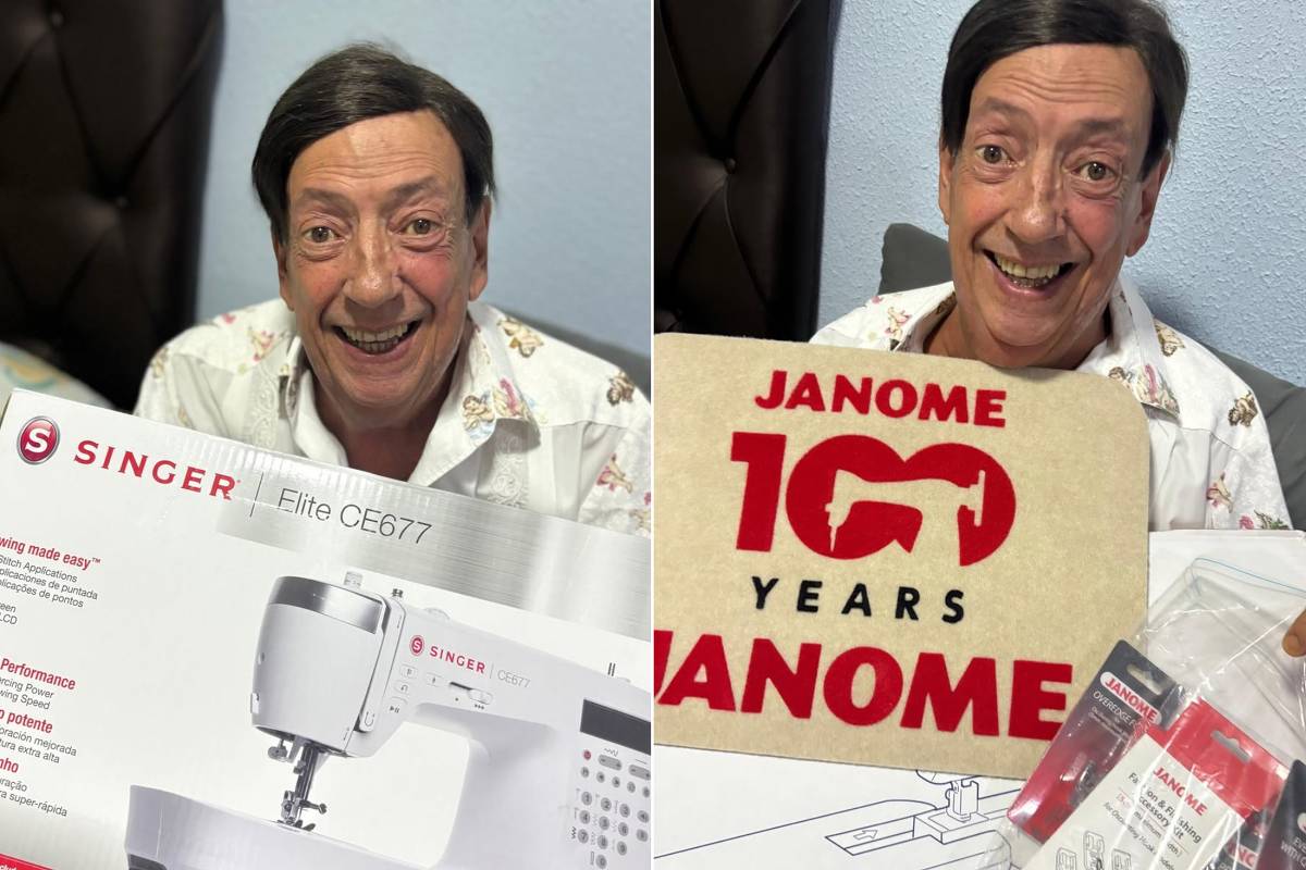 Homem sorridente com camisa branca estampada segura caixa de máquina de costura Singer Elite CE677 e, em outra imagem, acessórios e embalagem comemorativa dos 100 anos da Janome.