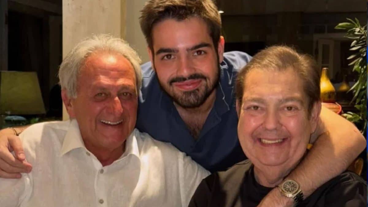 Faustão aparece em foto rara com a família na noite de Natal e filho brinca: 'Maior privilégio'