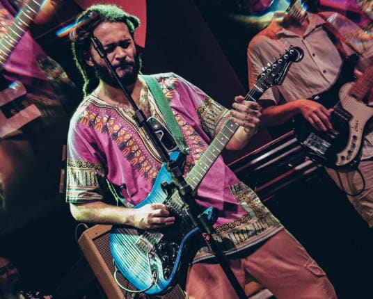 Porto Verão Alegre terá palco musical dedicado à brasilidade, com shows de Chico Brown, Thedy Corrêa, Paola Kirst e Kiai