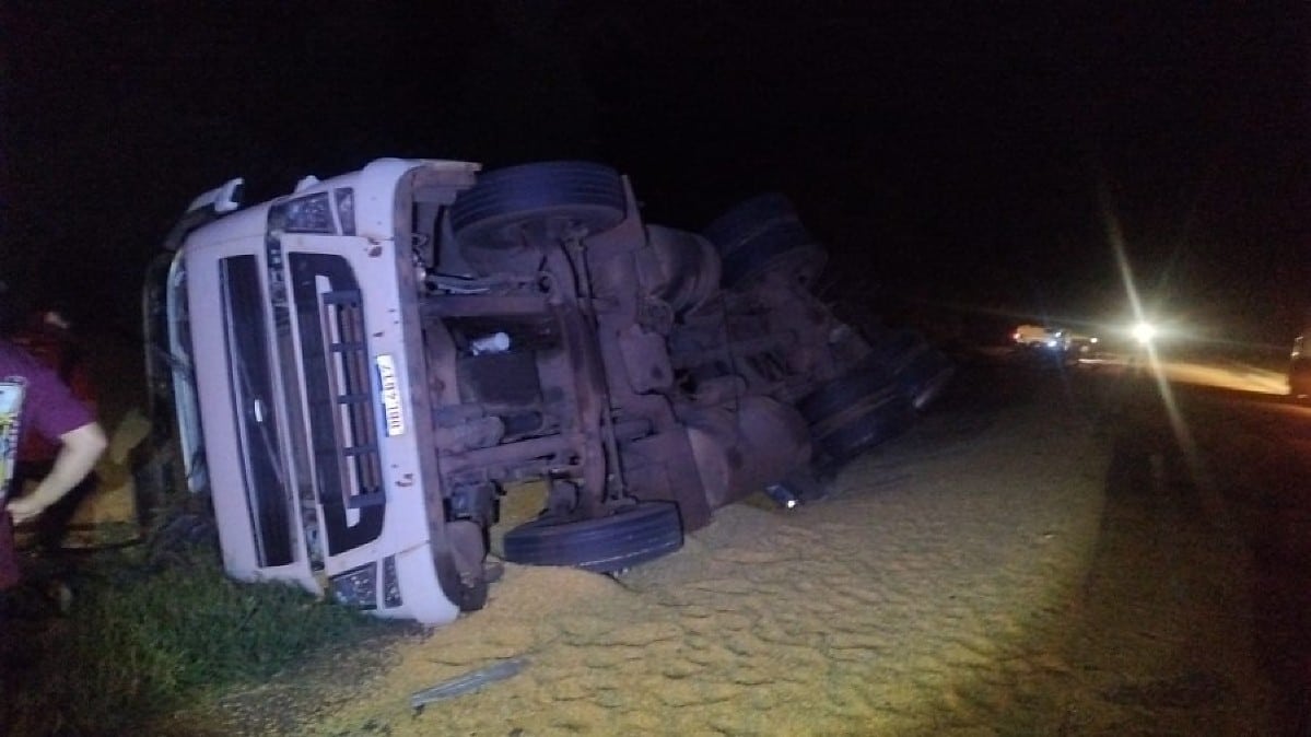 Caminhão com milho tomba após pneu estourar em rodovia de Mato Grosso do Sul | Notícias de Campo Grande e MS