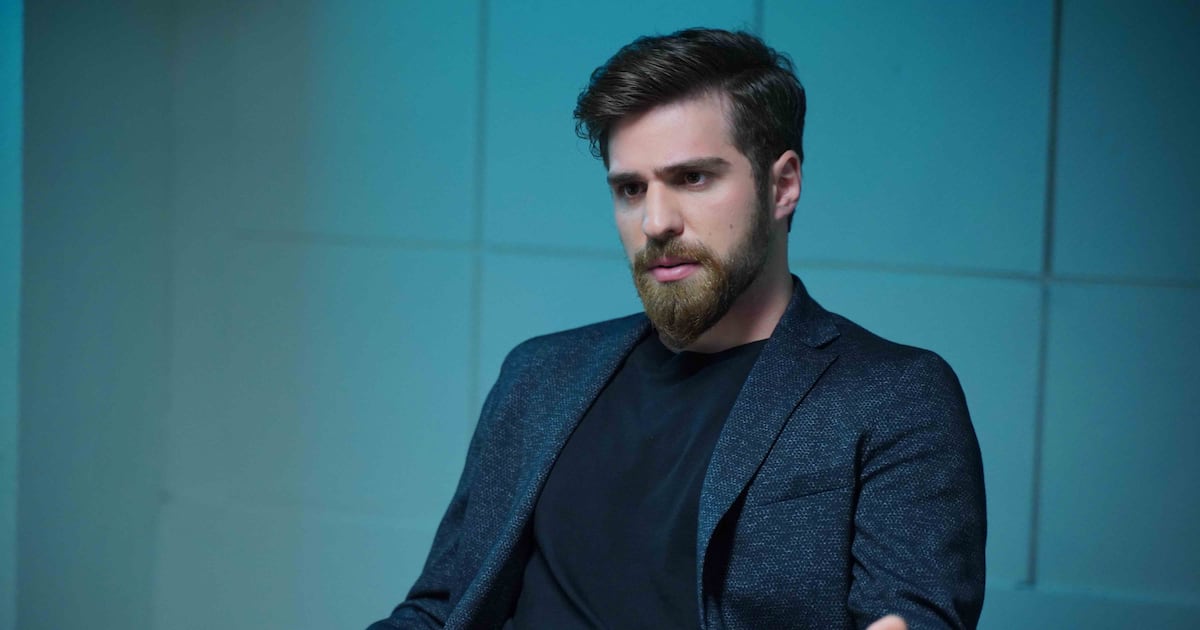 Berker Güven é o arrogante e dramático Iskender na novela Chamas do Destino – Record