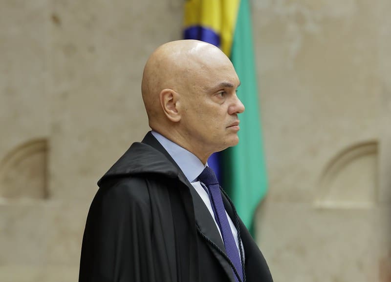 Moraes declara nula decisão da Câmara que preservou mandato de Zambelli e ordena posse de suplente