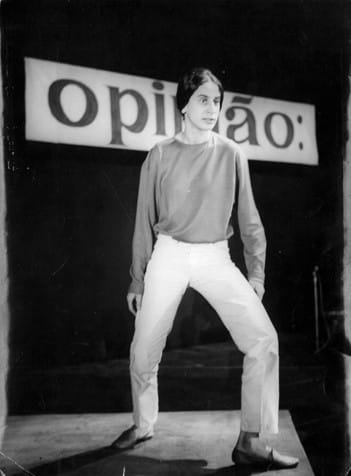 livro resgata primeiros shows de Maria Bethânia, nos anos 1960