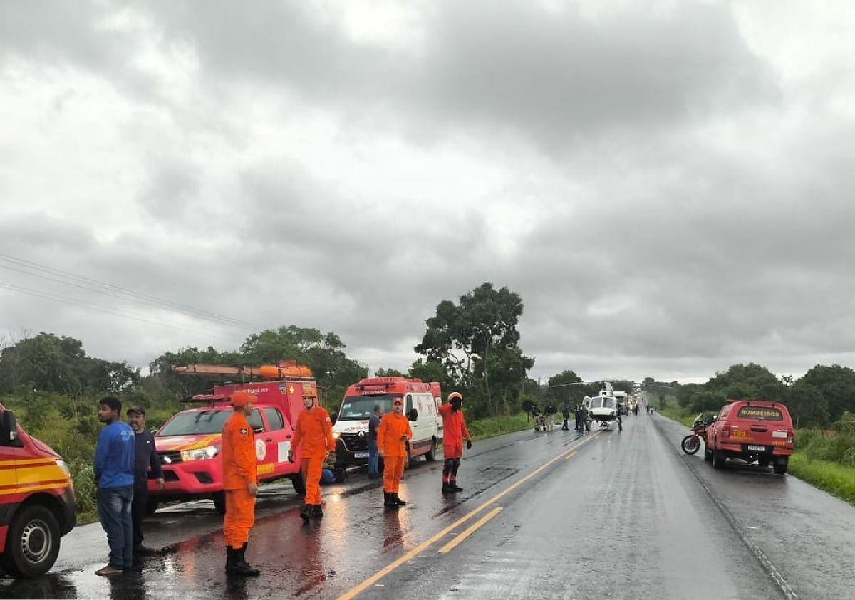 Estouro de pneu provoca capotamento de caminhão e deixa três feridos na BR-070