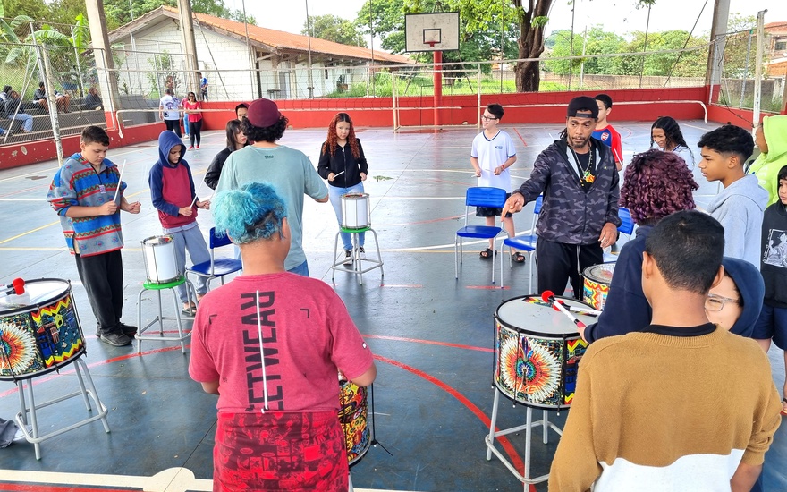 Projeto de percussão afro-brasileira promove apresentações em escolas de Ribeirão Preto