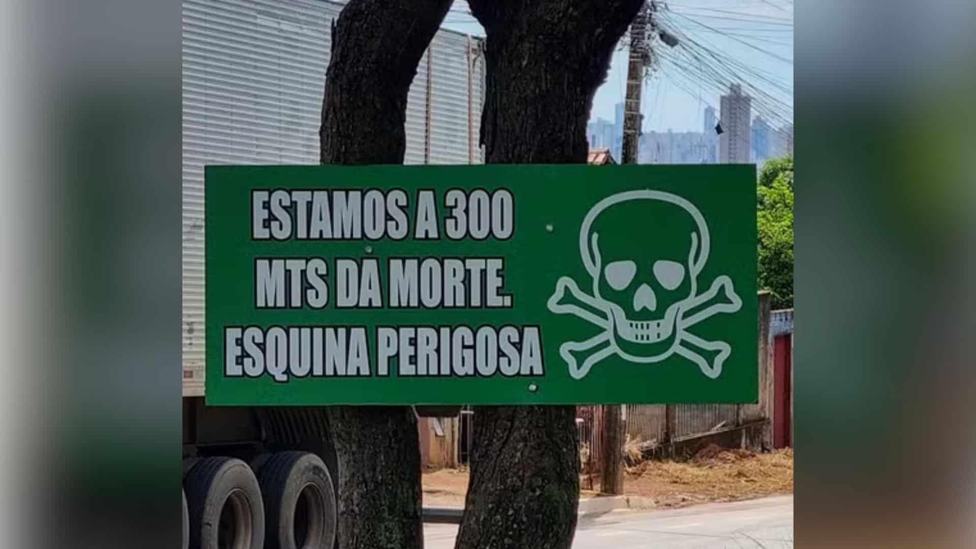 Placa foi pendurada próximo a cruzamento conhecido por acidentes em Goiânia.