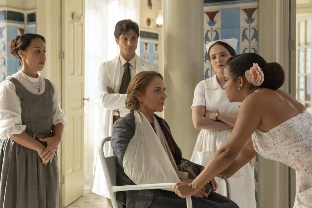 Resumo da novela Êta Mundo Melhor!: Zulma é desmascarada por Estela em confronto