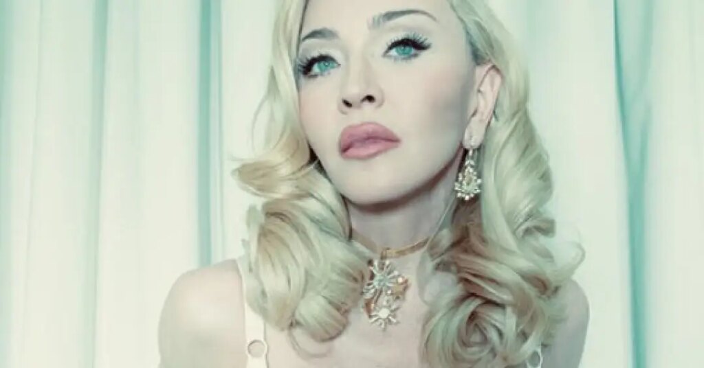 O quentíssimo ensaio de Natal de Madonna com namorado e filhas