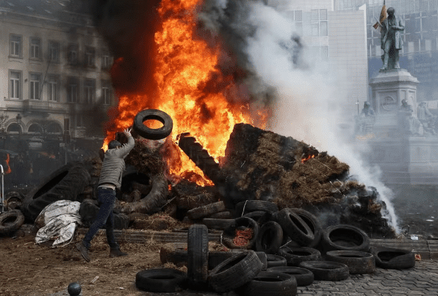 Com tratores e pneus em chamas, agricultores protestam contra acordo UE-Mercosul em Bruxelas – FORÇA DO VALE