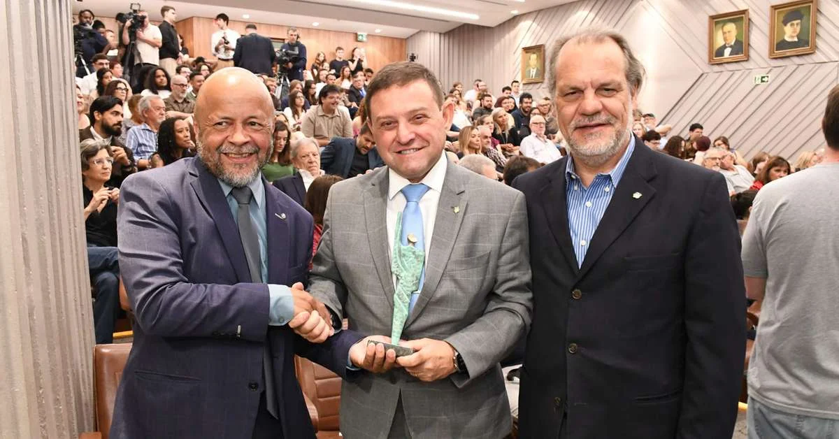 Desembargador Vinicius é homenageado durante a entrega do Prêmio ARI de Jornalismo