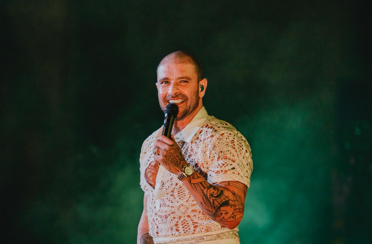 Diogo Nogueira desabafa durante show e público vê indireta para Paolla Oliveira