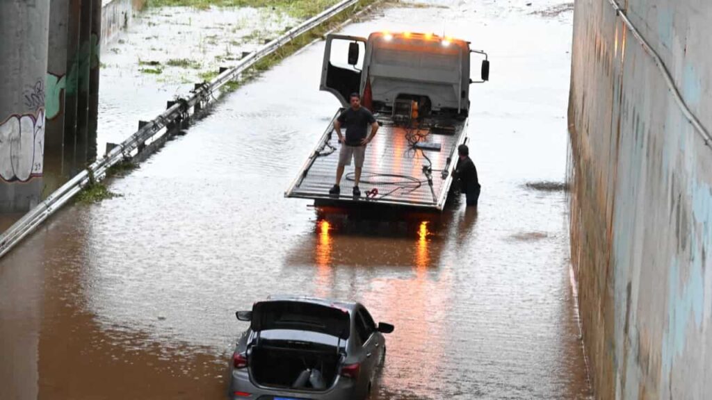 Equipes municipais atuam em vias críticas após chuva intensa em Goiânia