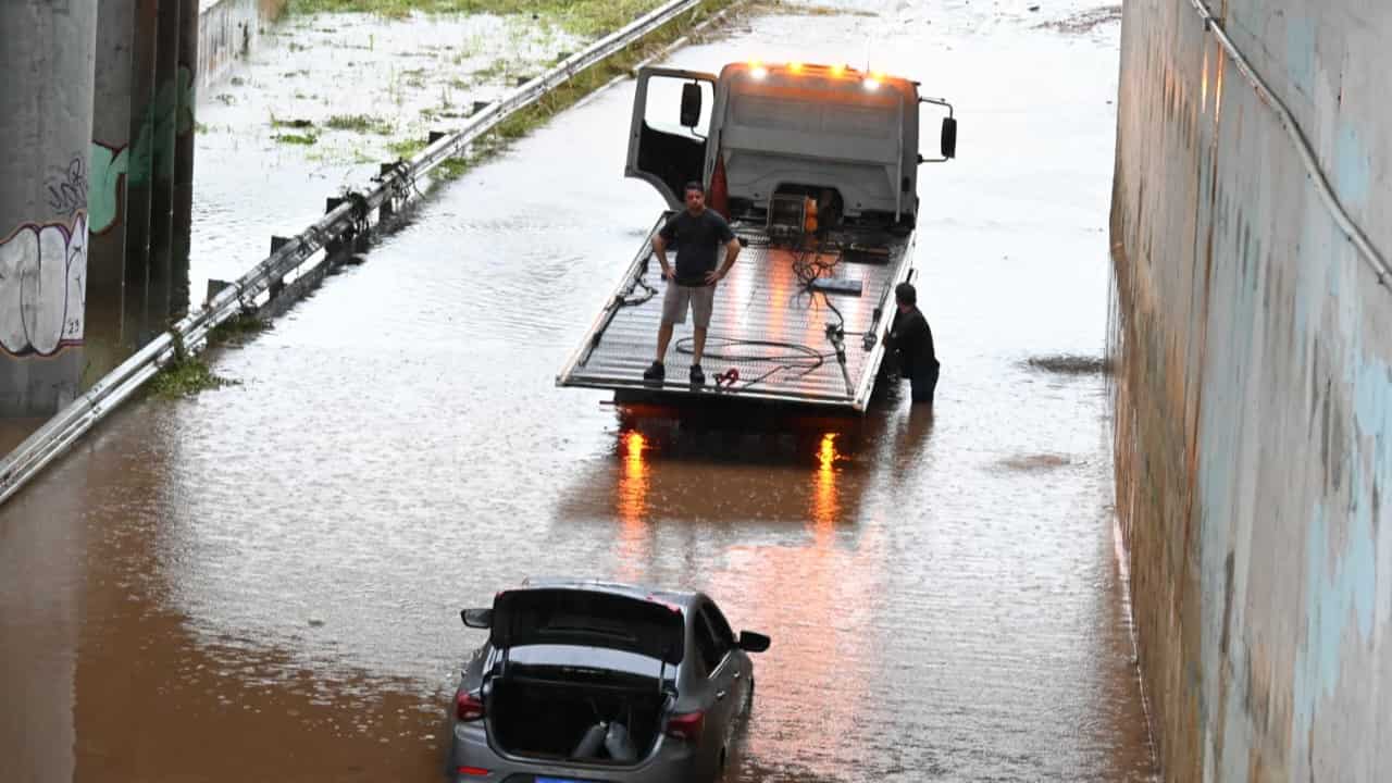 Equipes municipais atuam em vias críticas após chuva intensa em Goiânia