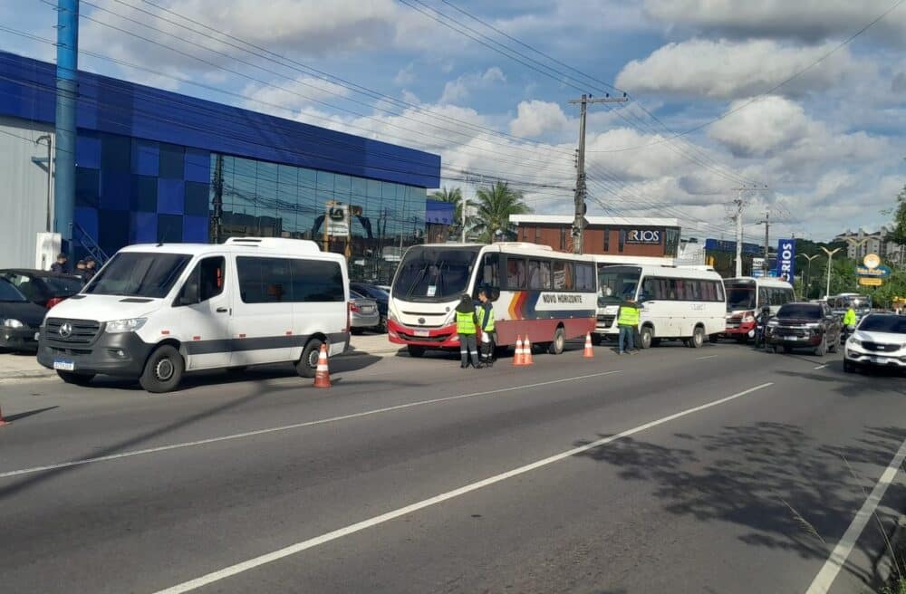 Operação 'Transporte Legal' autua veículos por pneus carecas e licenciamento atrasado em Manaus