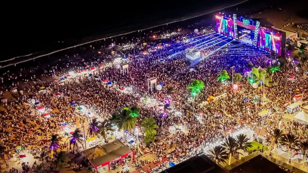 multidão na praia em show em joao pessoa