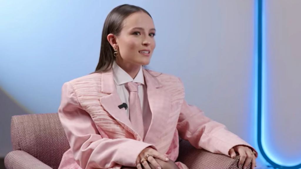 Larissa Manoela fala sobre beijo em mulher e cenas de sexo em novo filme: "Me enxerguei sensual e desejada"