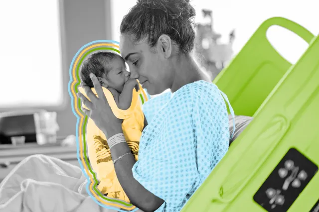 Mulher em uma cama de hospital segurando seu recém-nascido