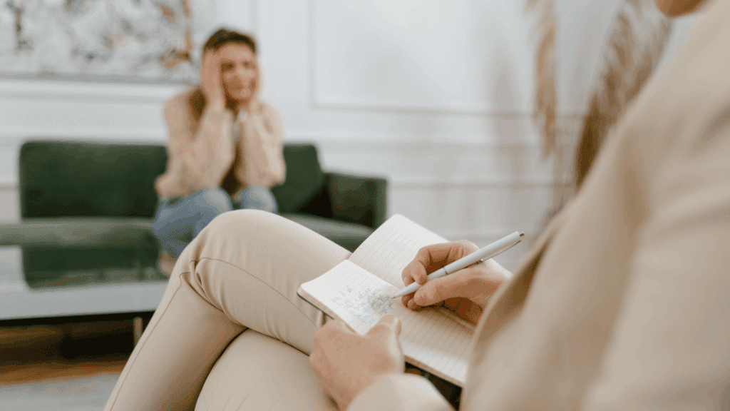 Ano novo, mesma vida? Veja por que as mudanças são difíceis. 2 Uma mulher está em uma sessão de terapia. A psicóloga faz anotações em seu caderno.