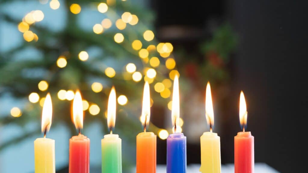 Advento e lições para a saúde nos dias de hoje 1 Imagem de 7 velas coloridas acesas, simbolizando a época do advento.